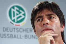 Německý trenér Löw má jistotu, že povede reprezentaci dále.
